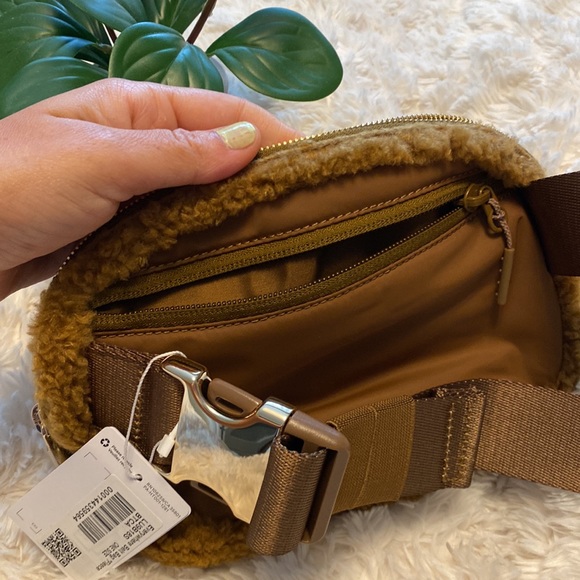 Lululemon FLEECE Everywhere belt bag - Picture 4 of 6